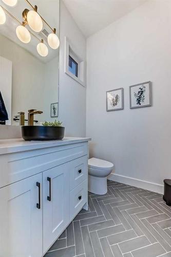 2625 29 Street Sw, Calgary, AB - Indoor Photo Showing Bathroom