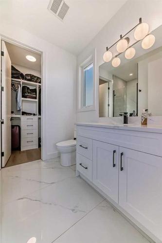 2625 29 Street Sw, Calgary, AB - Indoor Photo Showing Bathroom