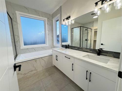 3 Lakewood Mews, Strathmore, AB - Indoor Photo Showing Bathroom