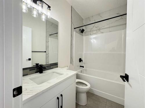 3 Lakewood Mews, Strathmore, AB - Indoor Photo Showing Bathroom