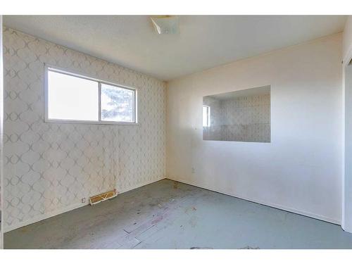 575 Acadia Drive Se, Calgary, AB - Indoor Photo Showing Other Room