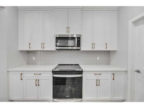 223 Willow Place, Cochrane, AB - Indoor Photo Showing Kitchen