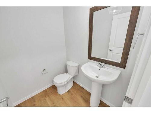 223 Willow Place, Cochrane, AB - Indoor Photo Showing Bathroom