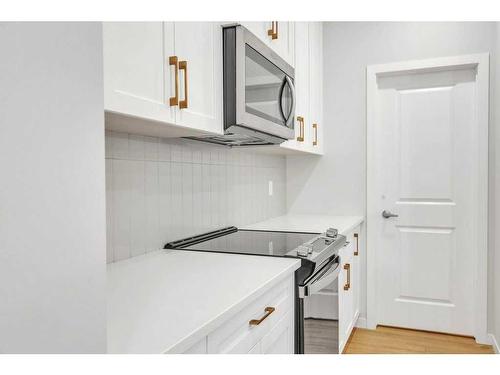 223 Willow Place, Cochrane, AB - Indoor Photo Showing Kitchen