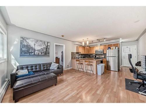 13-316 22 Avenue Sw, Calgary, AB - Indoor Photo Showing Living Room