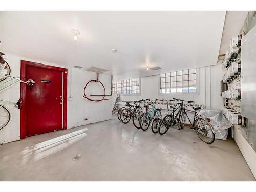 13-316 22 Avenue Sw, Calgary, AB - Indoor Photo Showing Garage