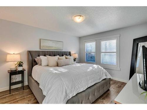 169 Cranarch Common Se, Calgary, AB - Indoor Photo Showing Bedroom