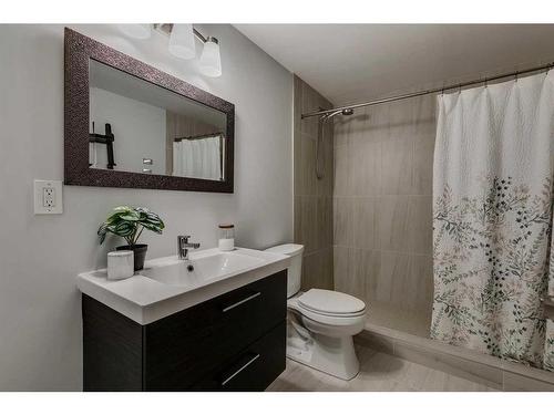 169 Cranarch Common Se, Calgary, AB - Indoor Photo Showing Bathroom