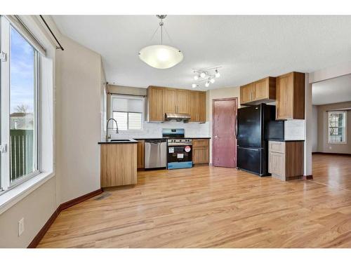 98 Hidden Spring Circle Nw, Calgary, AB - Indoor Photo Showing Kitchen