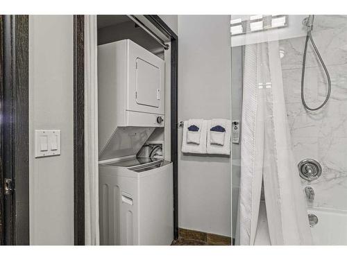 241-901 Mountain Street, Canmore, AB - Indoor Photo Showing Laundry Room