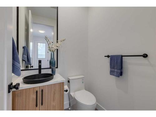 4909 19 Avenue Nw, Calgary, AB - Indoor Photo Showing Bathroom