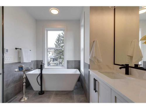 4909 19 Avenue Nw, Calgary, AB - Indoor Photo Showing Bathroom