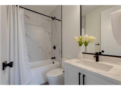 4909 19 Avenue Nw, Calgary, AB - Indoor Photo Showing Bathroom