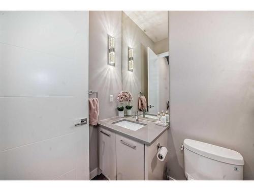 3706 14A Street Sw, Calgary, AB - Indoor Photo Showing Bathroom