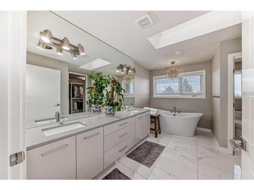 3706 14A Street Sw, Calgary, AB - Indoor Photo Showing Bathroom