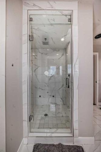 3706 14A Street Sw, Calgary, AB - Indoor Photo Showing Bathroom