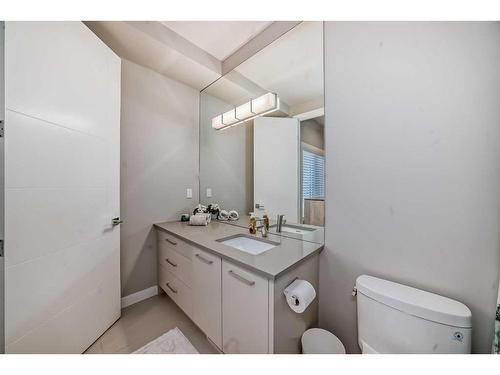 3706 14A Street Sw, Calgary, AB - Indoor Photo Showing Bathroom