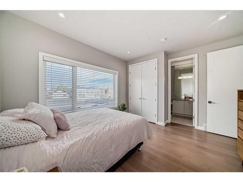 3706 14A Street Sw, Calgary, AB - Indoor Photo Showing Bedroom