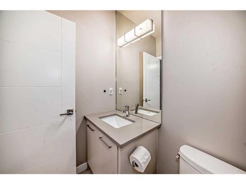 3706 14A Street Sw, Calgary, AB - Indoor Photo Showing Bathroom