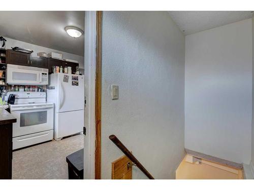 719 Poplar Road Sw, Calgary, AB - Indoor Photo Showing Kitchen