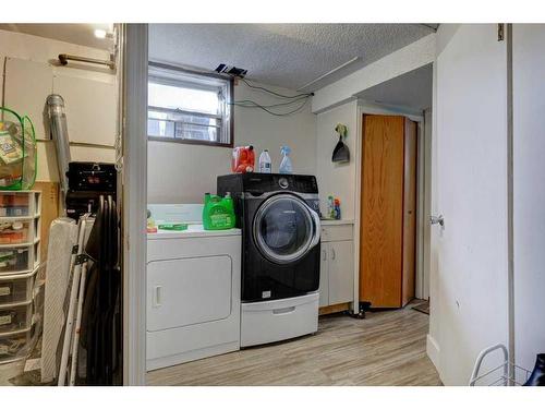 719 Poplar Road Sw, Calgary, AB - Indoor Photo Showing Laundry Room