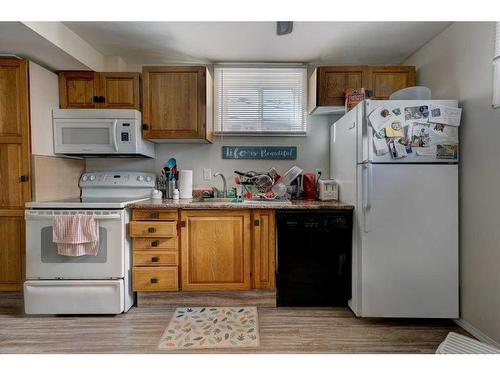 719 Poplar Road Sw, Calgary, AB - Indoor Photo Showing Kitchen