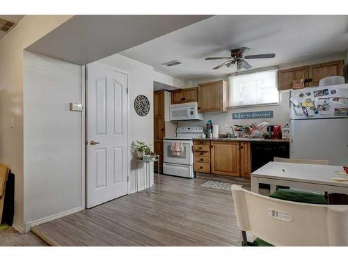 719 Poplar Road Sw, Calgary, AB - Indoor Photo Showing Kitchen