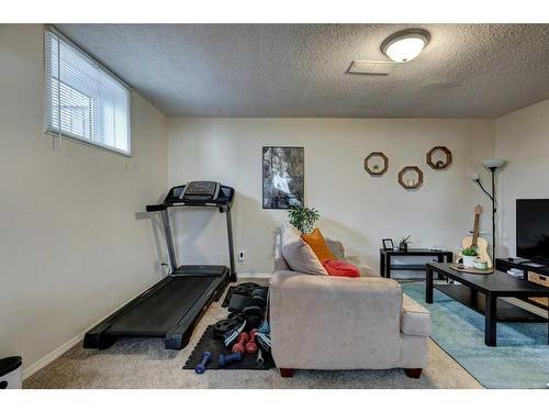 719 Poplar Road Sw, Calgary, AB - Indoor Photo Showing Gym Room