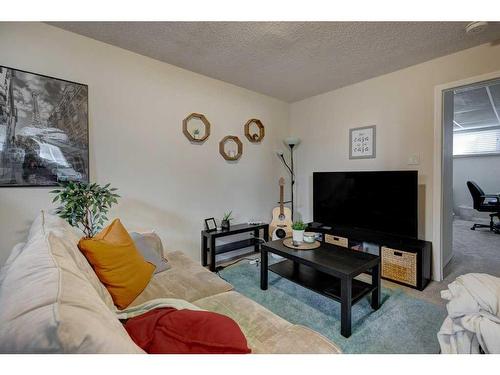 719 Poplar Road Sw, Calgary, AB - Indoor Photo Showing Living Room