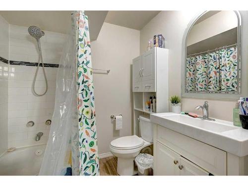 719 Poplar Road Sw, Calgary, AB - Indoor Photo Showing Bathroom