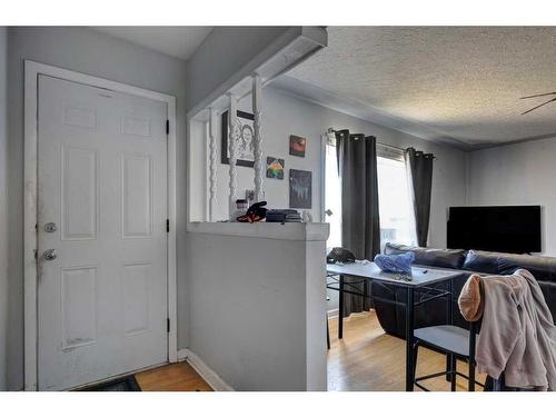 719 Poplar Road Sw, Calgary, AB - Indoor