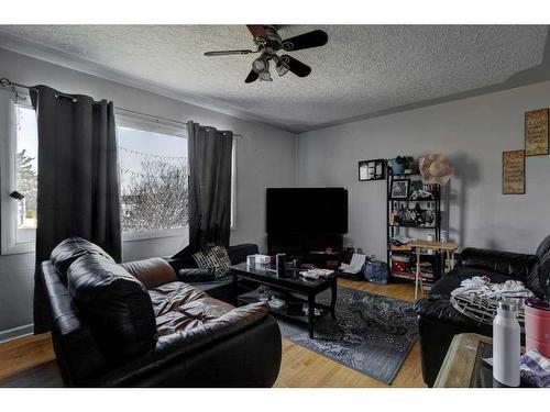 719 Poplar Road Sw, Calgary, AB - Indoor Photo Showing Living Room