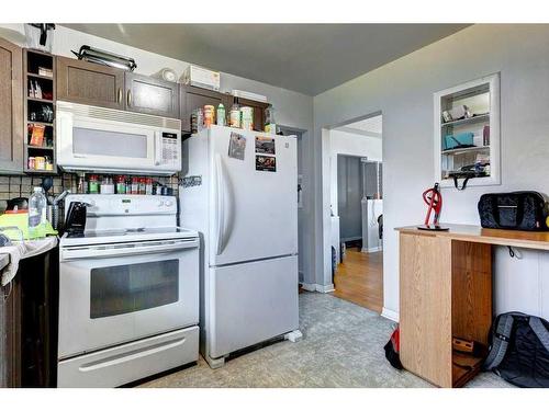 719 Poplar Road Sw, Calgary, AB - Indoor Photo Showing Kitchen