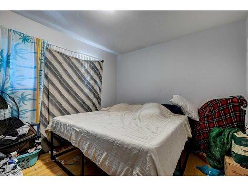 719 Poplar Road Sw, Calgary, AB - Indoor Photo Showing Bedroom