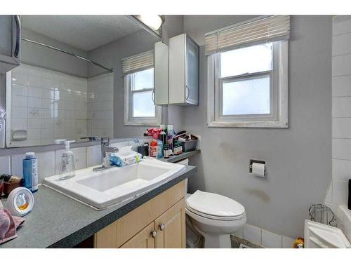 719 Poplar Road Sw, Calgary, AB - Indoor Photo Showing Bathroom