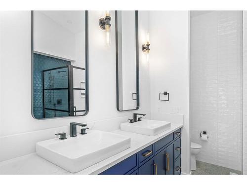 10 Glenmore Green Sw, Calgary, AB - Indoor Photo Showing Bathroom