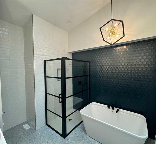 10 Glenmore Green Sw, Calgary, AB - Indoor Photo Showing Bathroom