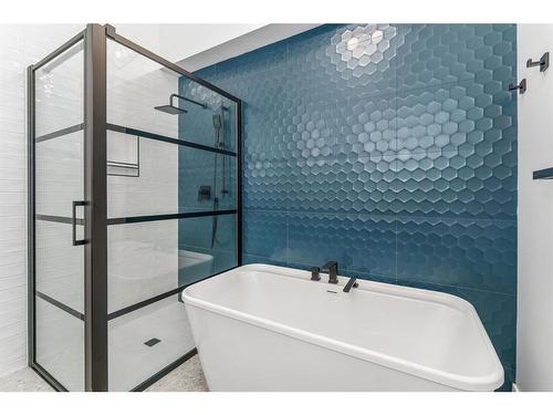 10 Glenmore Green Sw, Calgary, AB - Indoor Photo Showing Bathroom