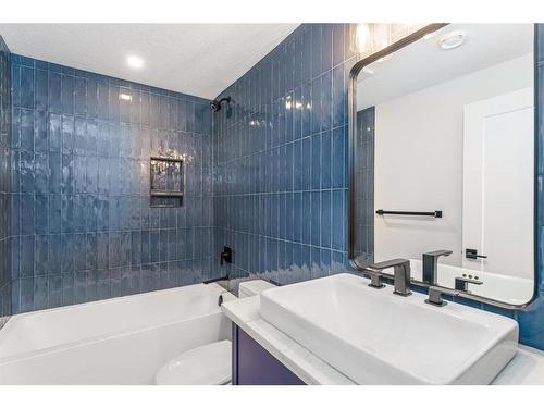 10 Glenmore Green Sw, Calgary, AB - Indoor Photo Showing Bathroom