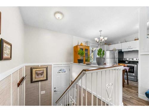 1-455 Huntsville Crescent Nw, Calgary, AB - Indoor Photo Showing Kitchen