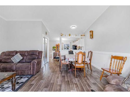 1-455 Huntsville Crescent Nw, Calgary, AB - Indoor Photo Showing Living Room