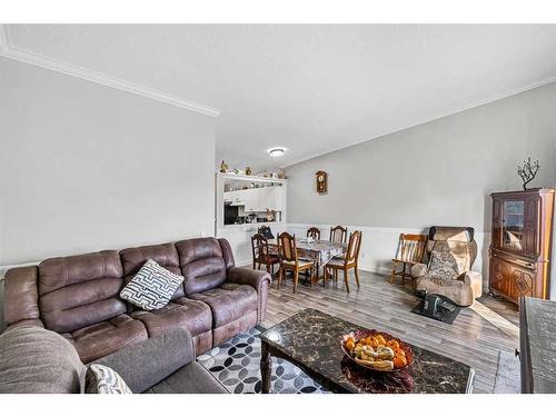 1-455 Huntsville Crescent Nw, Calgary, AB - Indoor Photo Showing Living Room