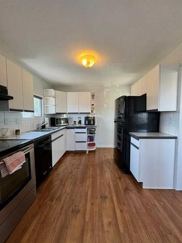 70 7 Street Ne, Calgary, AB - Indoor Photo Showing Kitchen