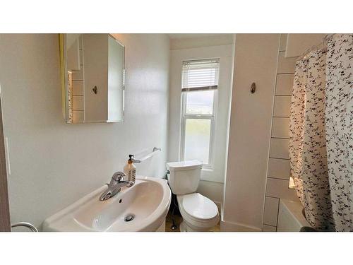 70 7 Street Ne, Calgary, AB - Indoor Photo Showing Bathroom