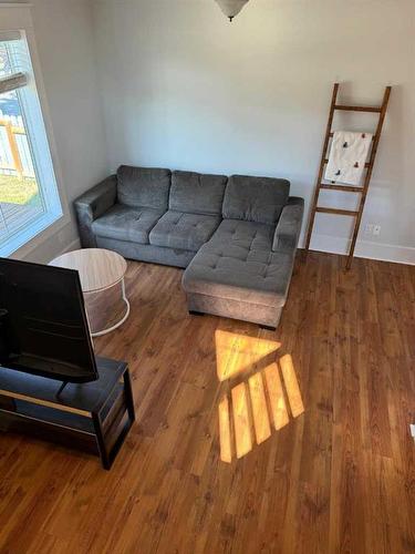 70 7 Street Ne, Calgary, AB - Indoor Photo Showing Living Room