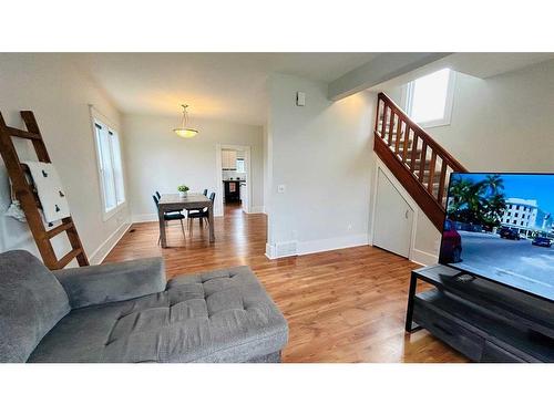 70 7 Street Ne, Calgary, AB - Indoor Photo Showing Living Room