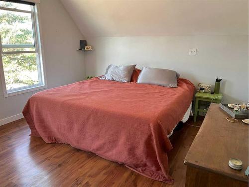 70 7 Street Ne, Calgary, AB - Indoor Photo Showing Bedroom