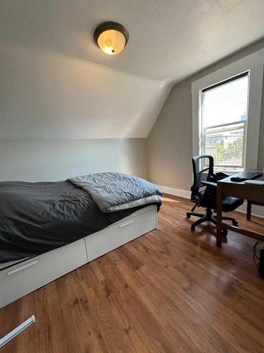 70 7 Street Ne, Calgary, AB - Indoor Photo Showing Bedroom