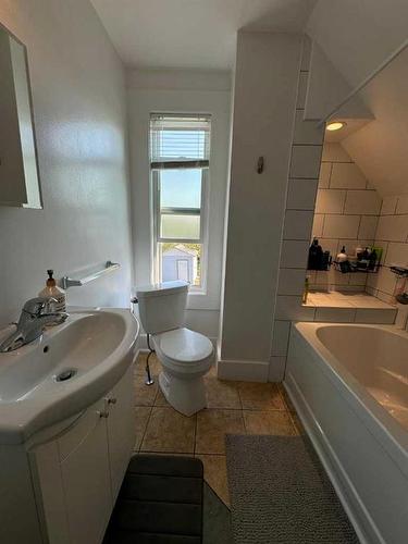 70 7 Street Ne, Calgary, AB - Indoor Photo Showing Bathroom