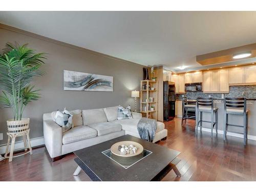 404-515 57 Avenue Sw, Calgary, AB - Indoor Photo Showing Living Room